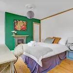 Elegant Georgian 3 Bedroom Townhouse In The Heart Of London Ideal For Families And Large Group Bookings