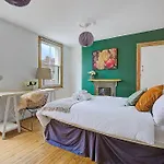 Elegant Georgian 3 Bedroom Townhouse In The Heart Of London Ideal For Families And Large Group Bookings
