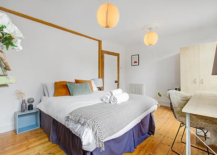 Elegant Georgian 3 Bedroom Townhouse In The Heart Of London Ideal For Families And Large Group Bookings
