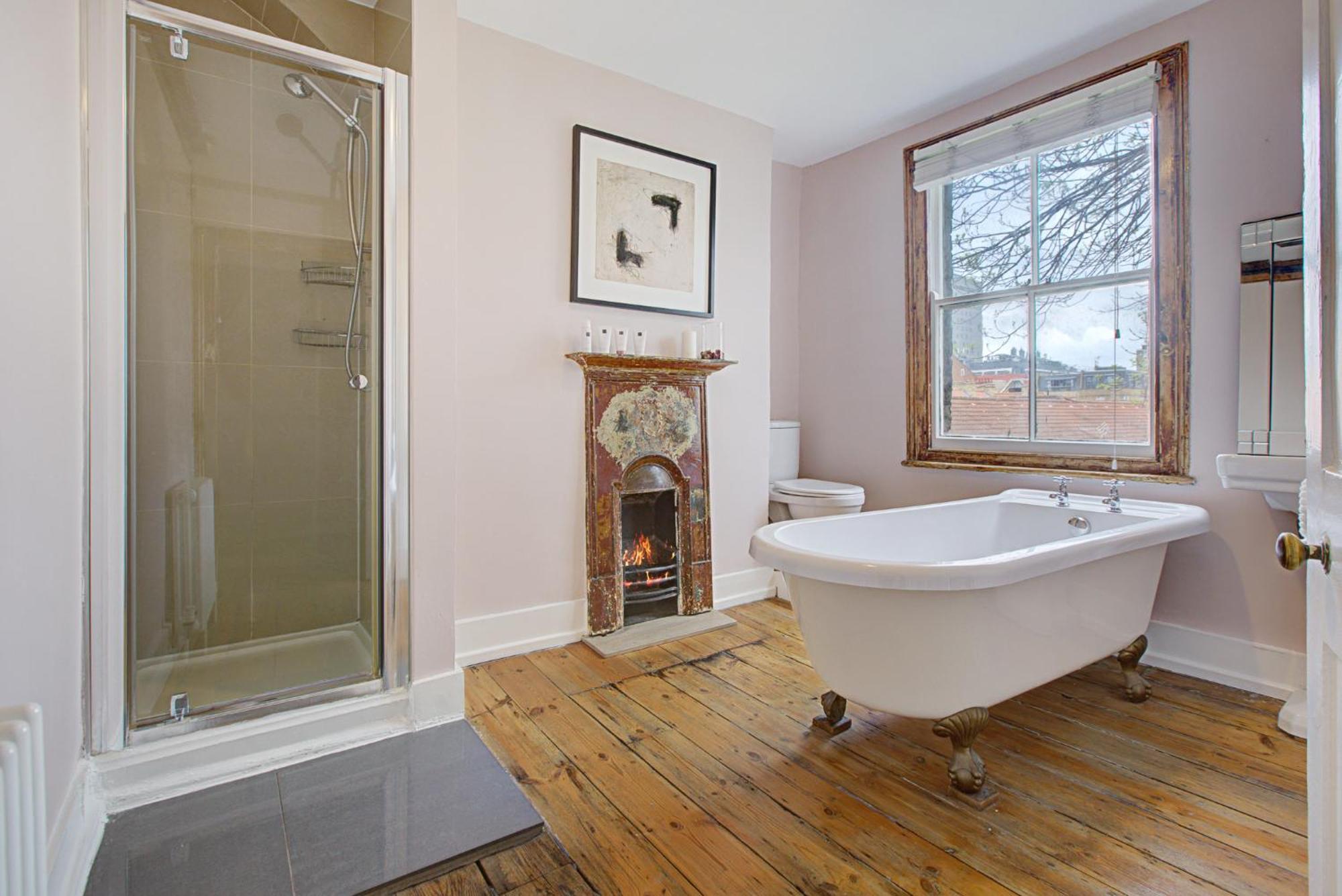 Elegant Georgian 3 Bedroom Townhouse In The Heart Of Ideal For Families And Large Group Bookings *