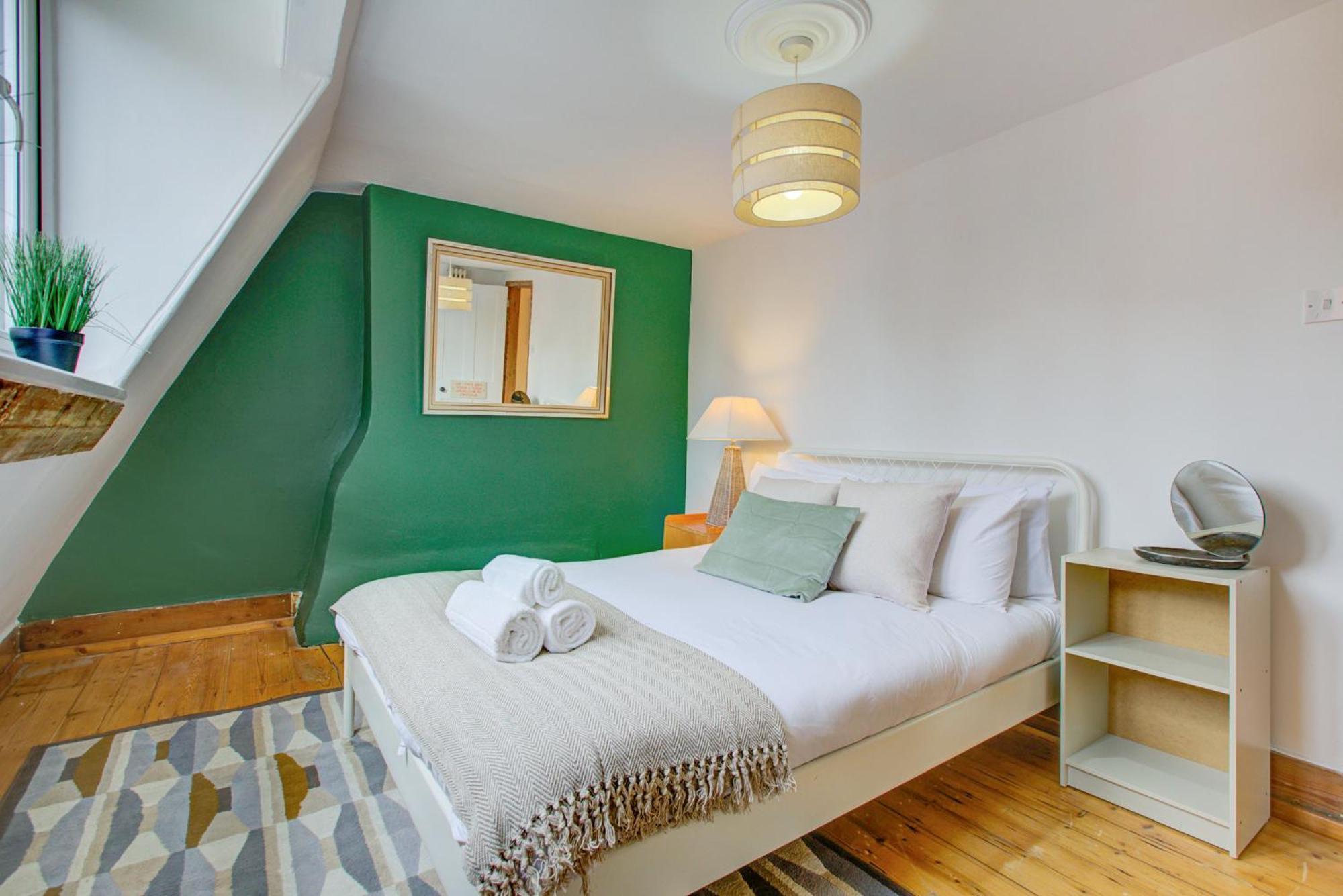 Elegant Georgian 3 Bedroom Townhouse In The Heart Of Ideal For Families And Large Group Bookings