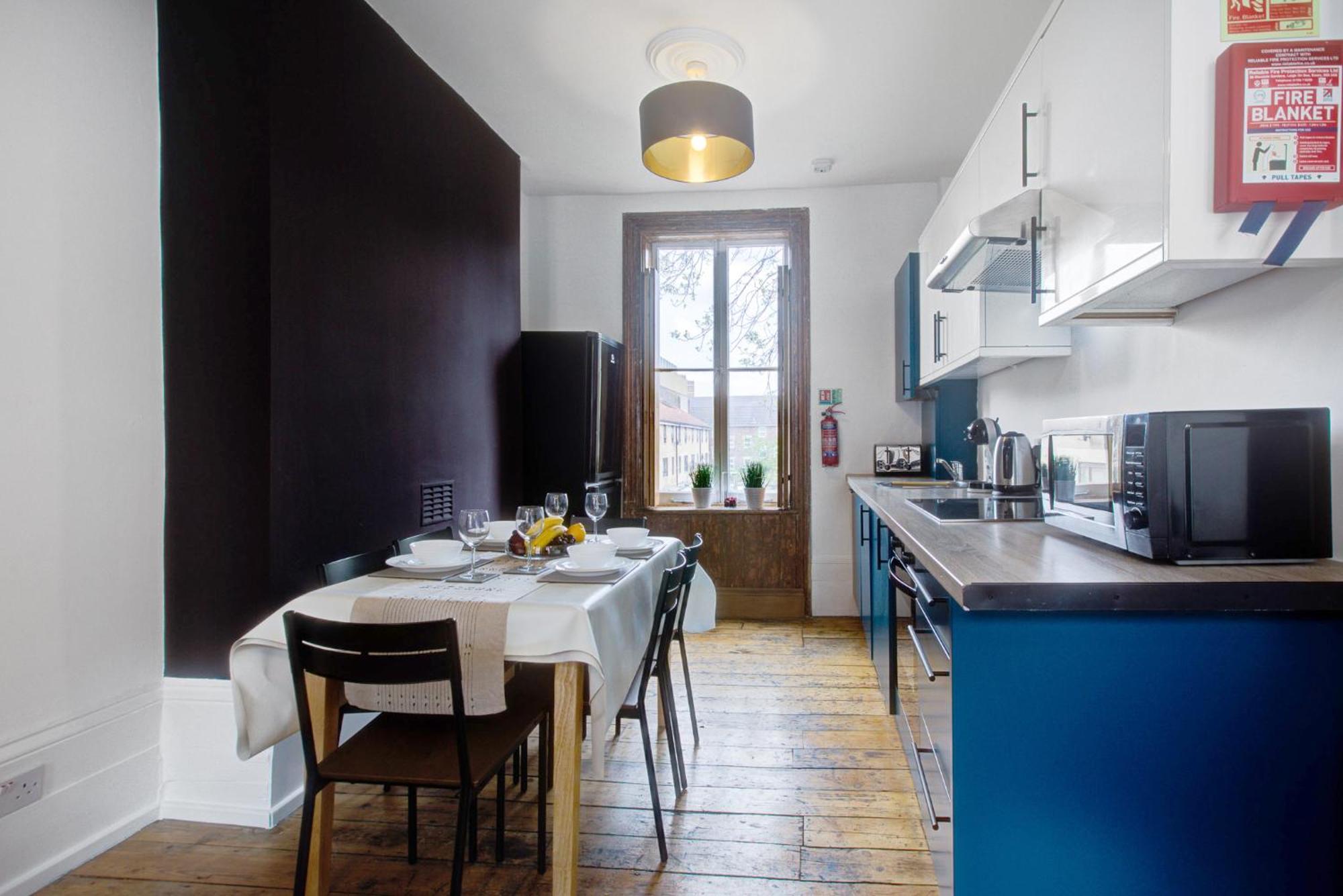 Elegant Georgian 3 Bedroom Townhouse In The Heart Of Ideal For Families And Large Group Bookings
